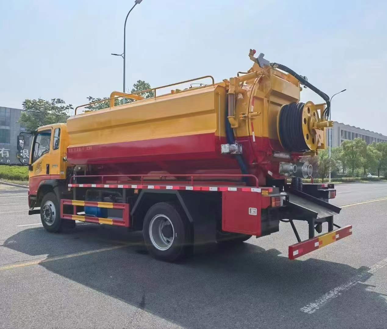 重汽豪曼13方清洗吸污車推薦 功能集成典范與移動電源解決方案